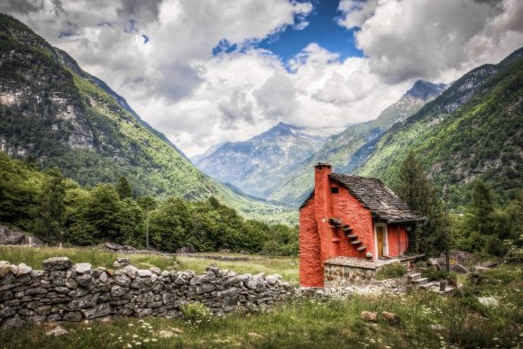 O studenta la arhitectura construieste case in cele mai sarace tari din lume